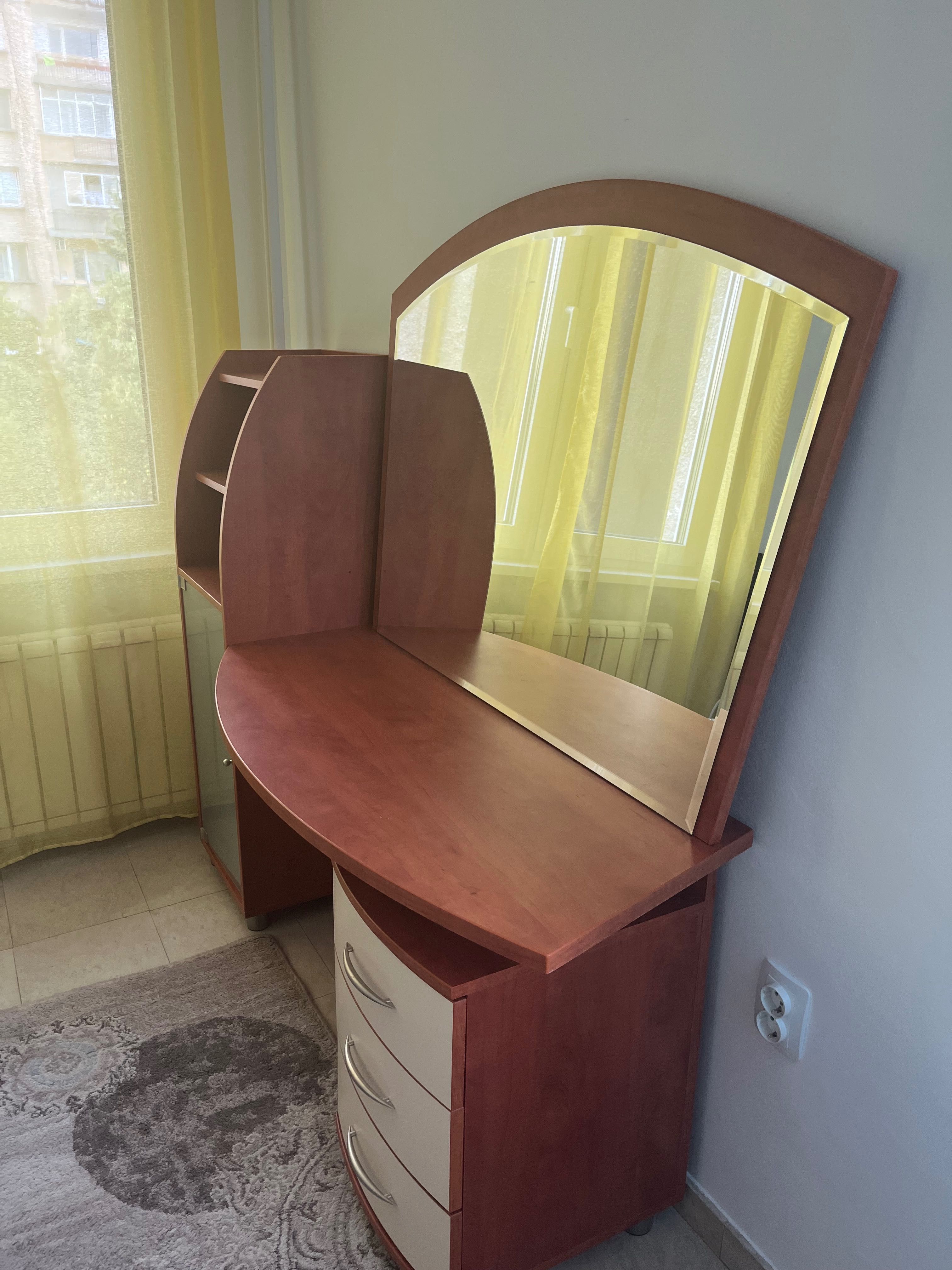 Гардероб, тоалетка с огледало