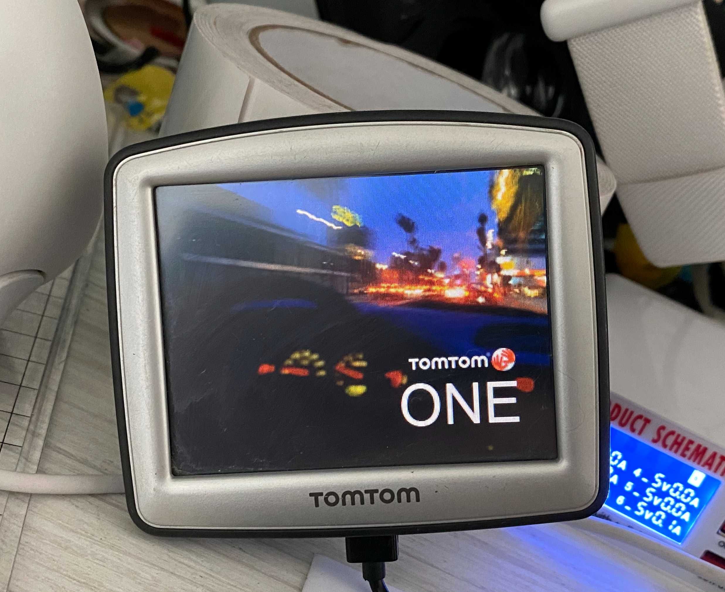 GPS TomTom One Model N14644 + bonus inca un GPS Shinelco