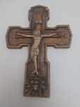Crucifix lucrat manual în lemn de fag