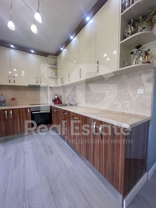 Продава се Тристаен апартамент в Пловдив, Коматевски възел - 101 кв.м за 1981 €/кв.м - Снимка #1