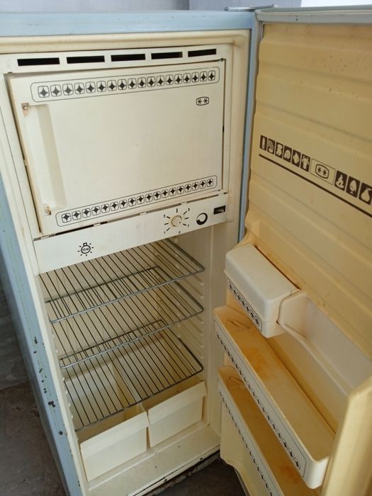 Продается Холодильник б/у в рабочем состояние.  Цена 600 тысяч сумм