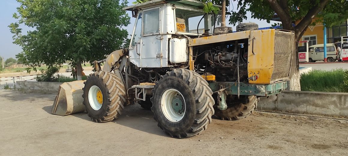 Pogruzchik t150 traktor