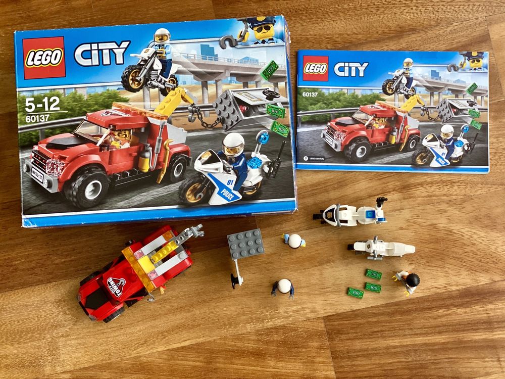 LEGO® City Police - Cazul “Camionul de remorcare” 60137 Share  Compara