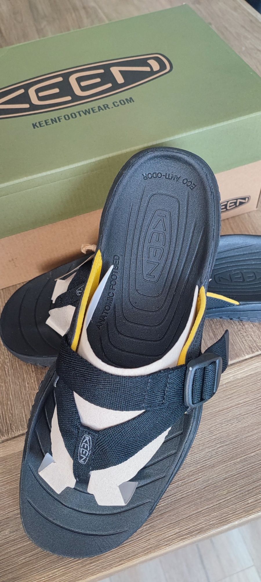 нови KEEN Solr Toe Post размер 47