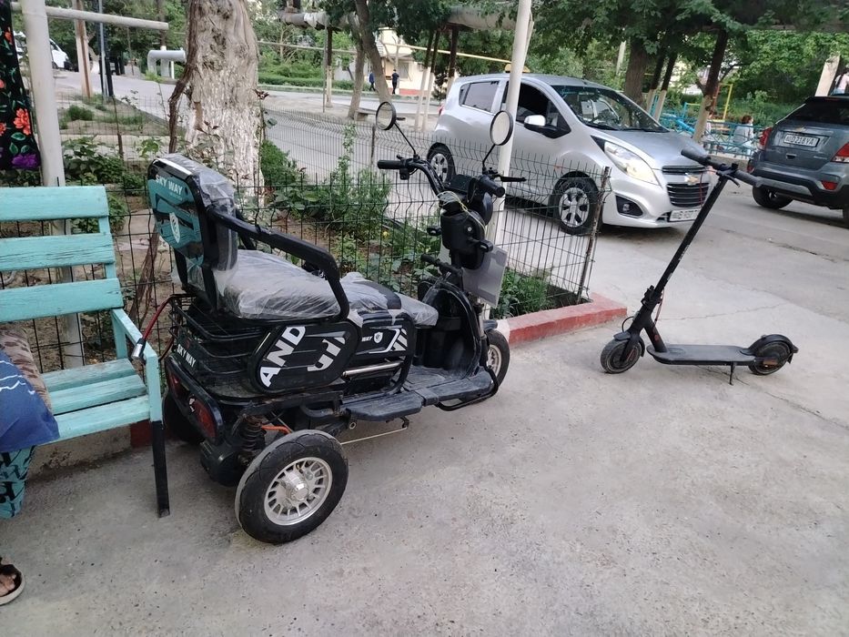 Трицикл, мопед 3 человека помещается