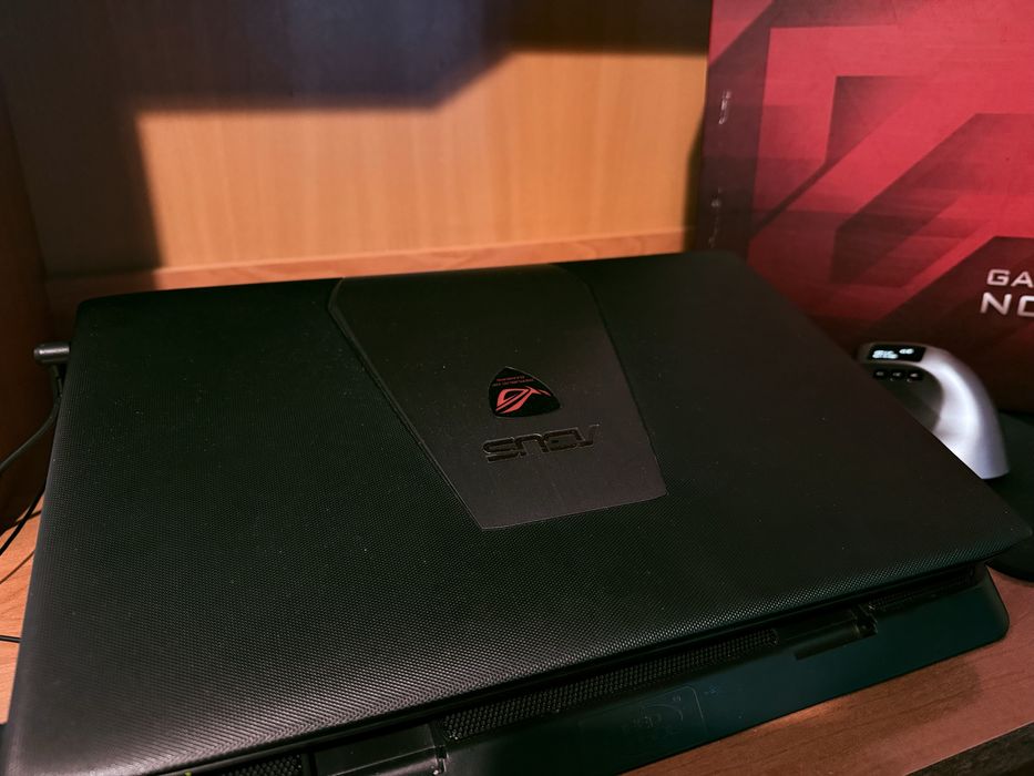 Asus ROG геймърски лаптоп