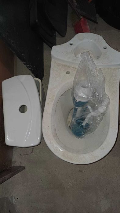 унитаз с сливным бачком и комплектующим