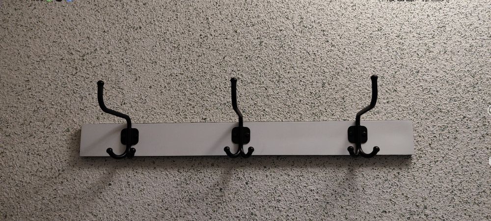 Метална закачалка за стена