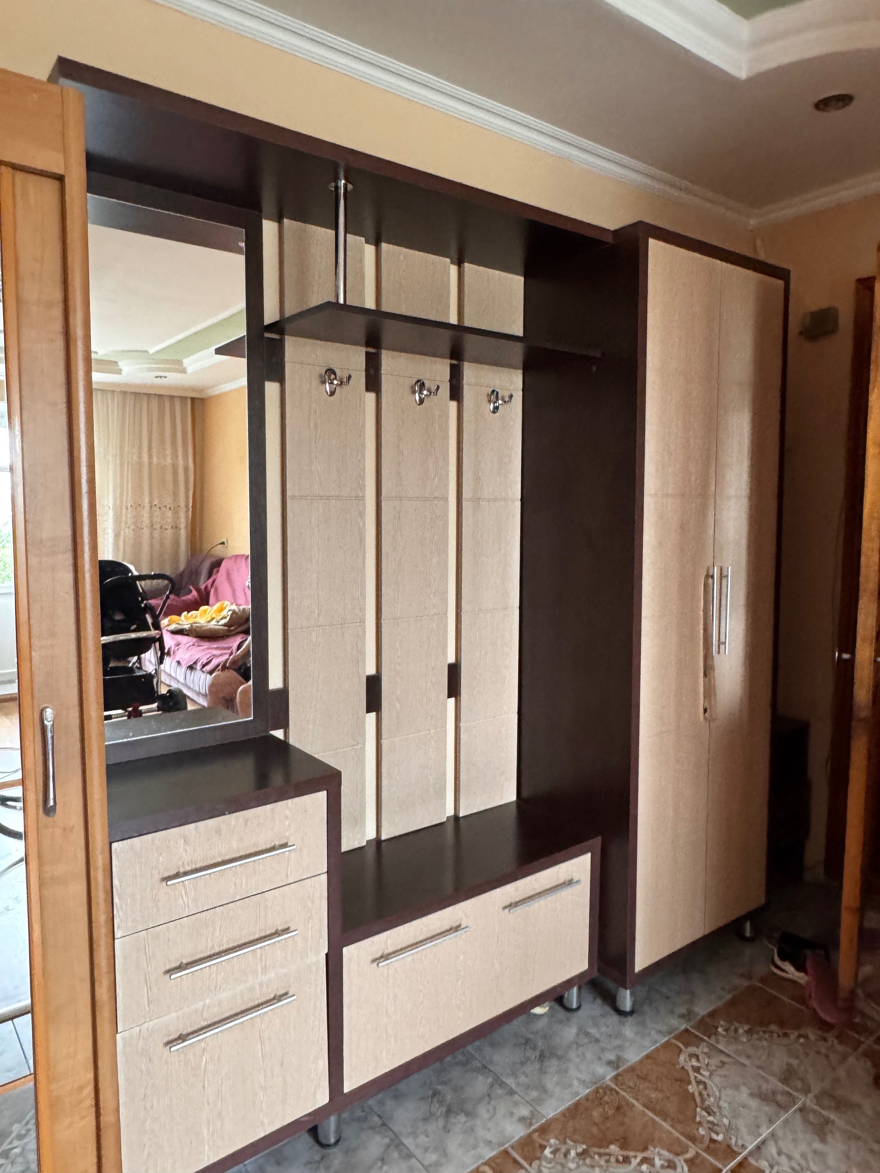 Продается шкаф в прихожую