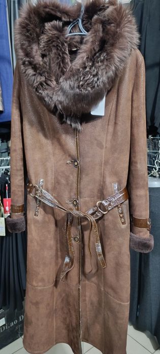 Дублёнка натуральная, очень теплая . Воротник - капюшон. Мех Лама.