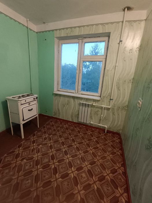 Срочно продаётся 1 ком в чирчике 3 мкн 3 этаж около пост гаи