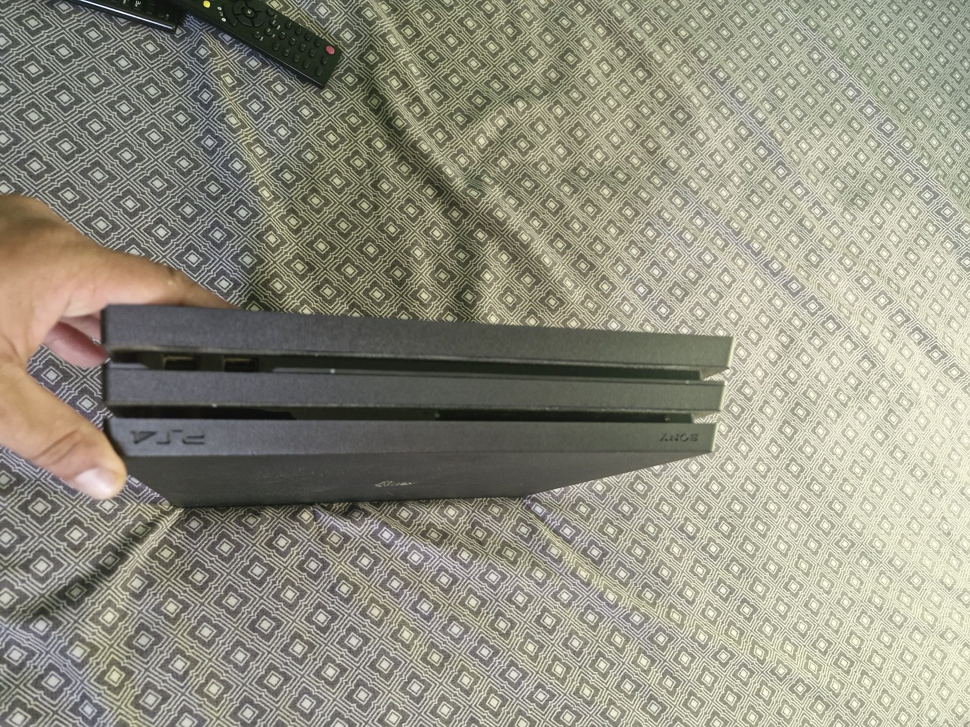 PS 4 PRO 1TB като нова