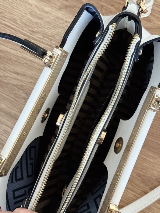 Бяла дамска чанта и кафява дамска чанта с дълга дръжка