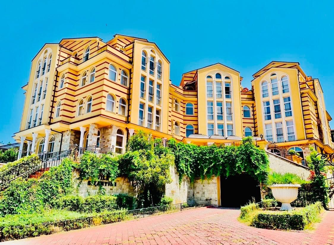 Продава се Тристаен апартамент в Созопол - 126 кв.м за 1068 €/кв.м - Снимка #2