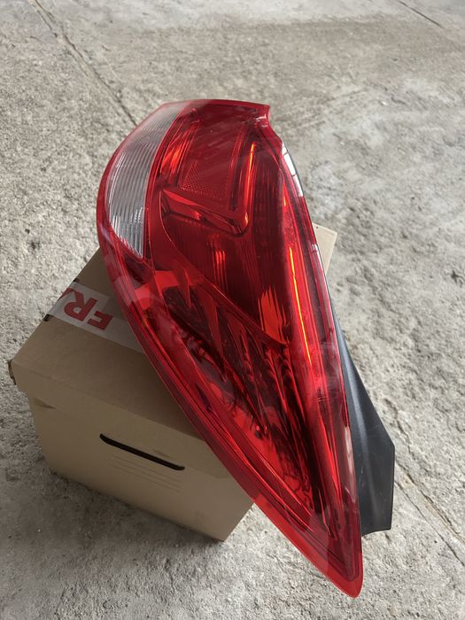 Se vinde tripla dreapta si oglinda dreapta Opel insignia 2011
