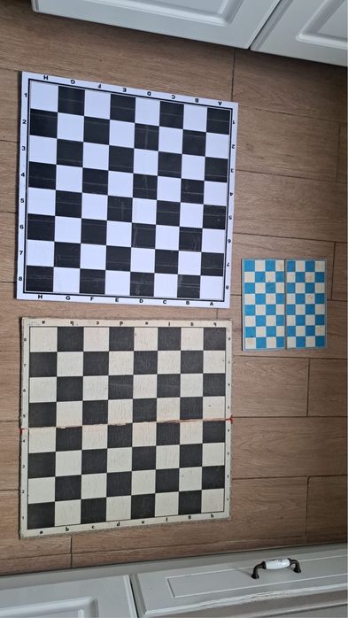 Cutii lemn pentru sah și table, diverse modele și mărimi.