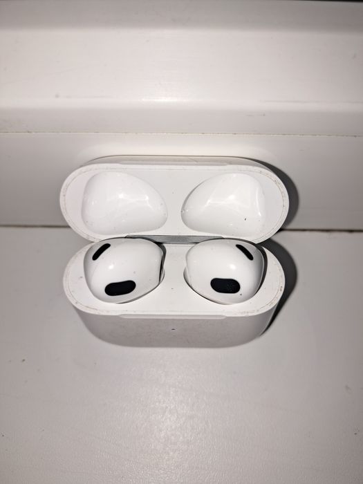 Продам AirPods плюс зарядка