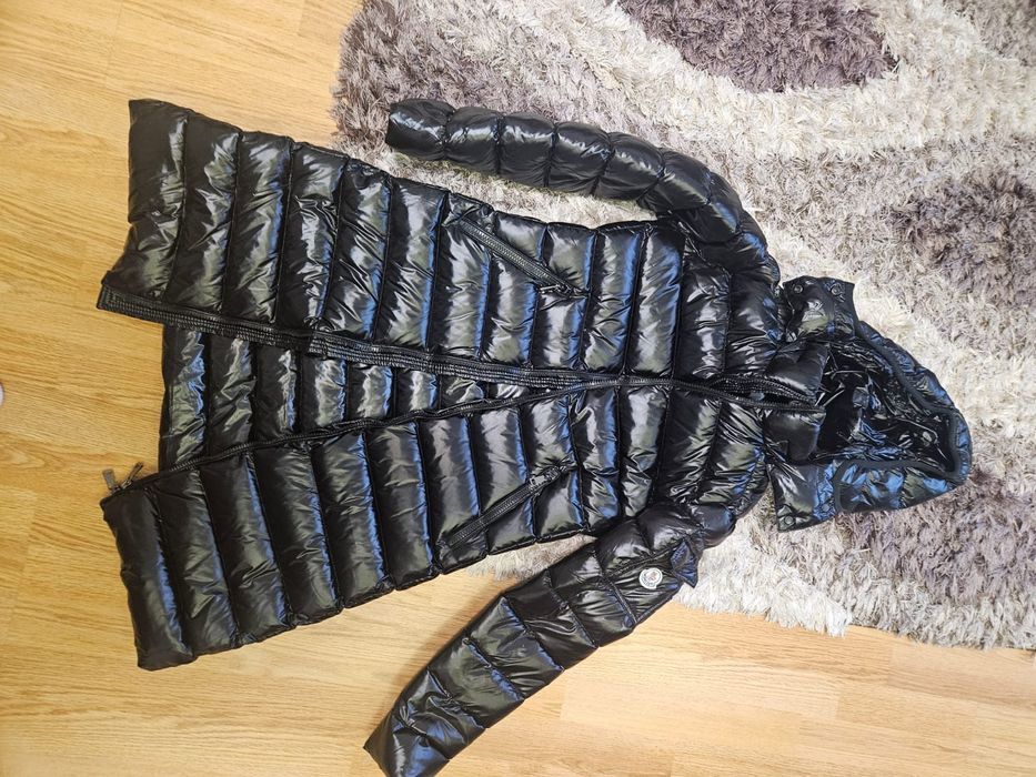 Vând geaca moncler