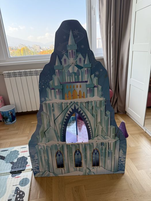 Замъкът Арендел на Елза “Замръзналото кракство” Frozen; замък Disney