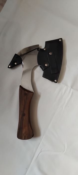 Топорик в чехле.