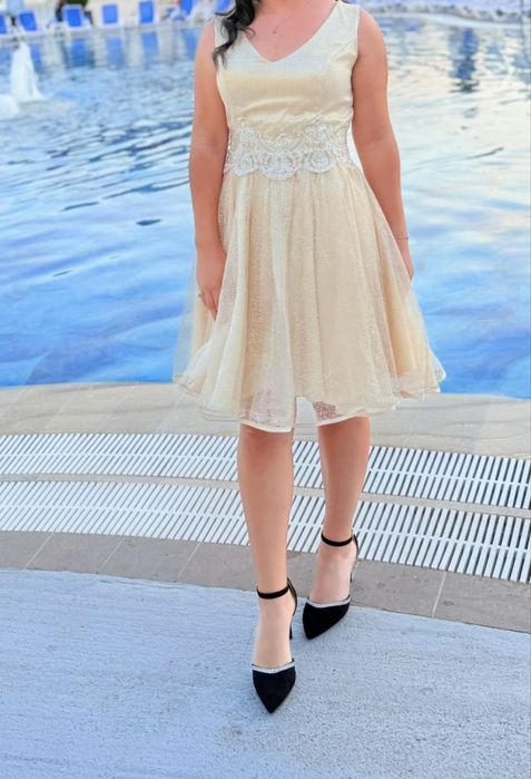 Къса официална рокля