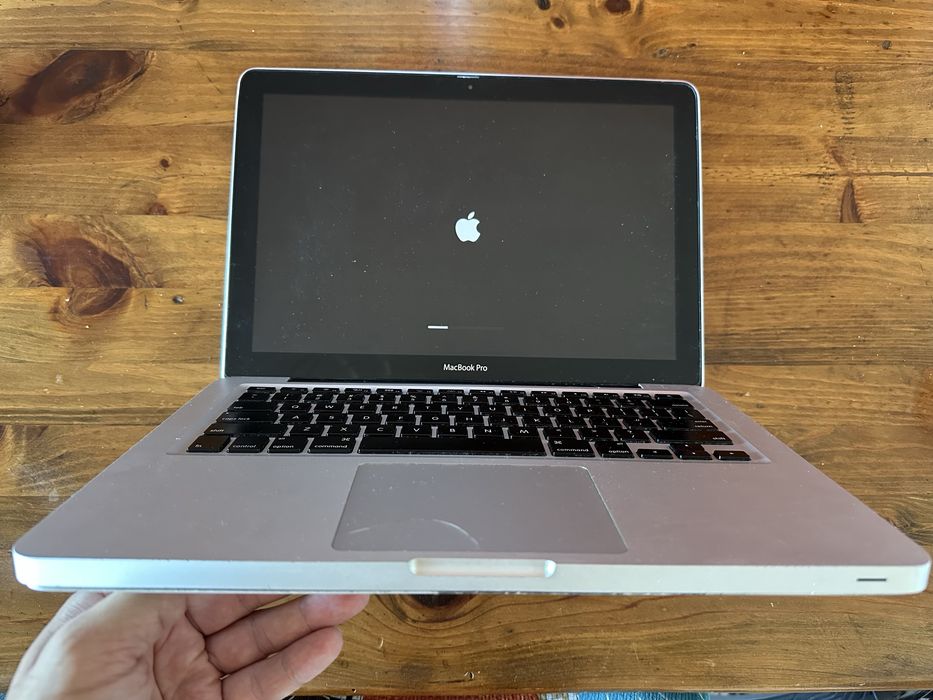 Vând Macbook Pro i5 16GB