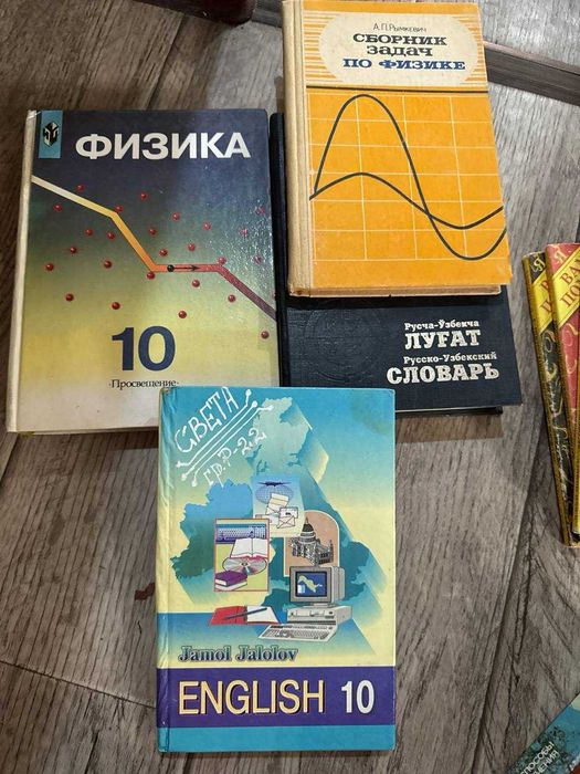 Книги по корейскому языку обучающие, словари и много разных книг...