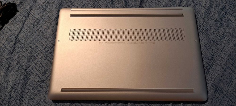 Vând laptop HP procesor i5 ssd256gb 8gb ram ddr4 monitor 15,6 Free dos