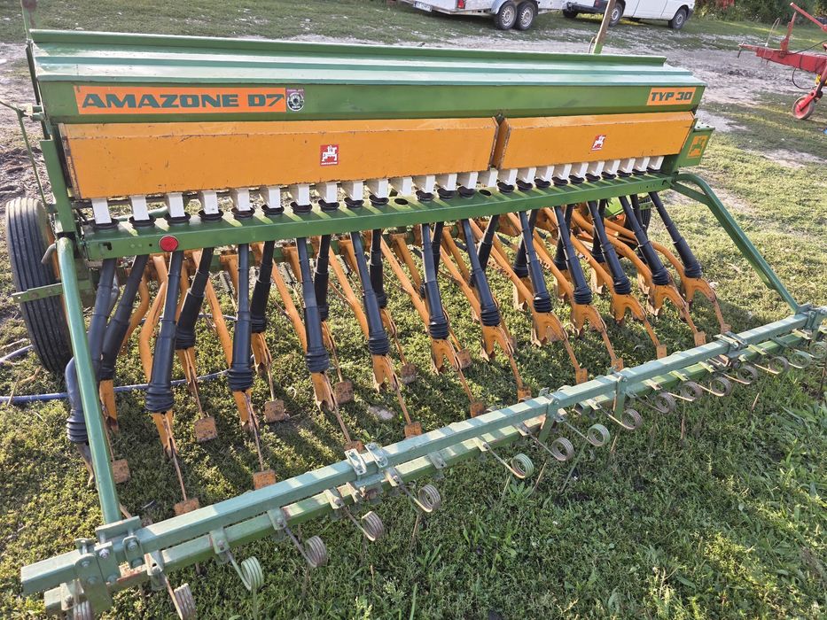 Semanatoare de paioase porumb lucerna 3 m metri Amazone D7