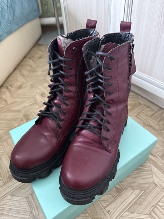 Зимние кожаные  сапоги в бордовом оттенке , внутри мех,