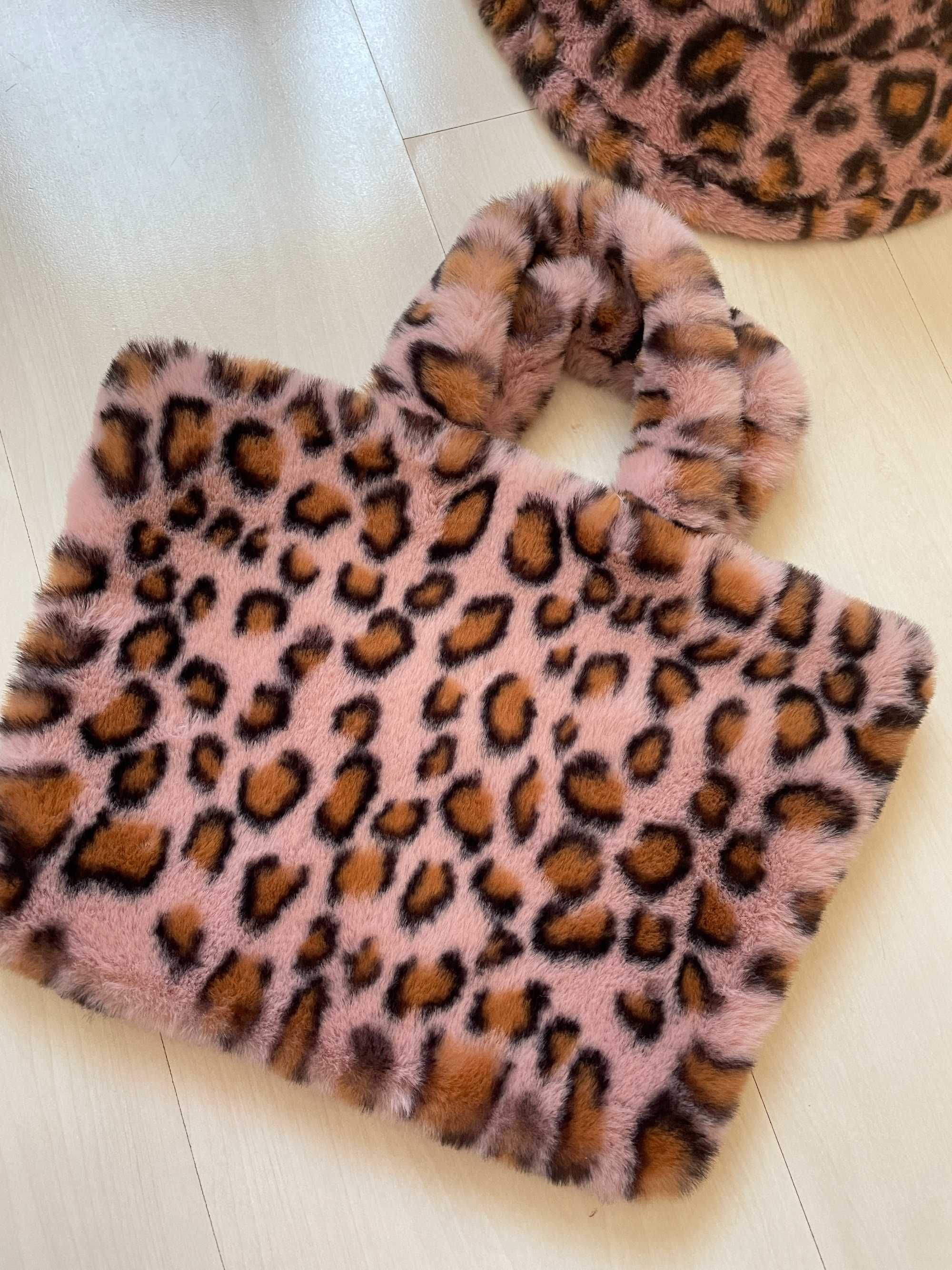 Чисто нов  леопардов розов комплект шапка и чанта меки плюшени