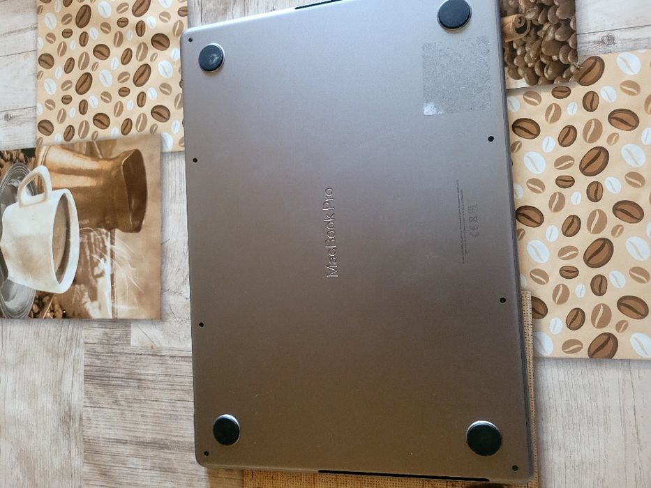 Vând MacBook Pro