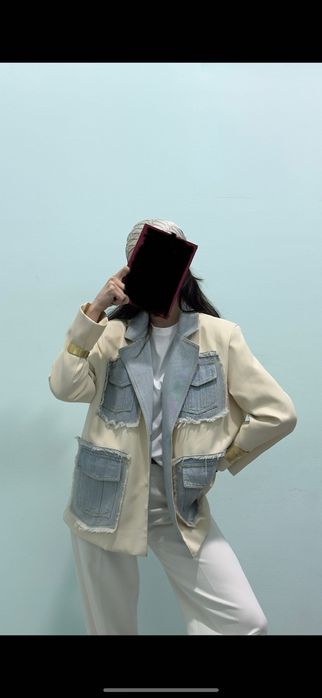 Продаю пиджак с джинсами деталями