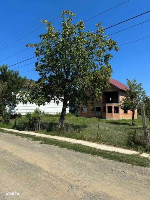 Casă la Roșu P+1+M în Decebal - 3 Dormitoare, 2 Băi, 195 mp Utili