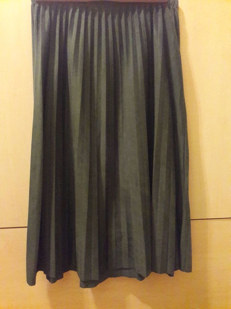 Продам юбку недорогую зеленую 1500т