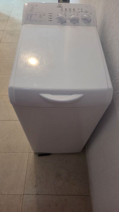 Пералня с горно зареждане Indesit