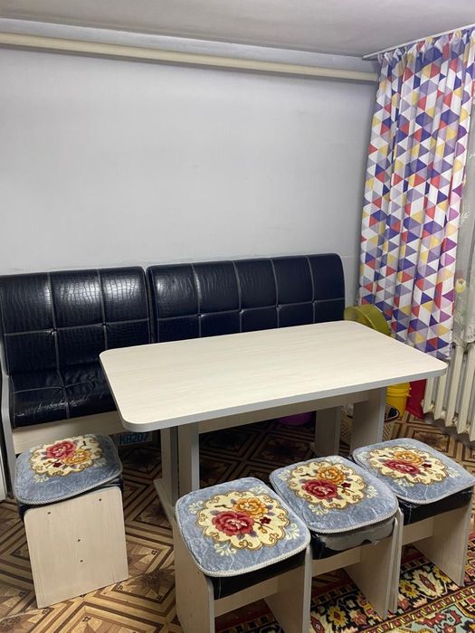 Продам Стол и стулями