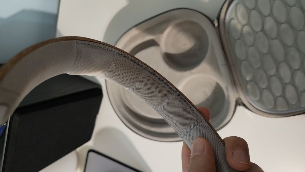 Bang Olufsen H7 Over Ear Headphones