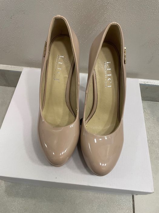 Бежови обувки на висок ток