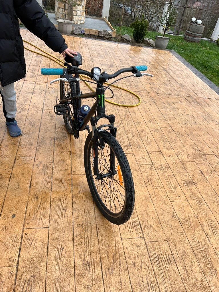 Vând sau schimb montan  bike,un BMX și o trotinetă cadou