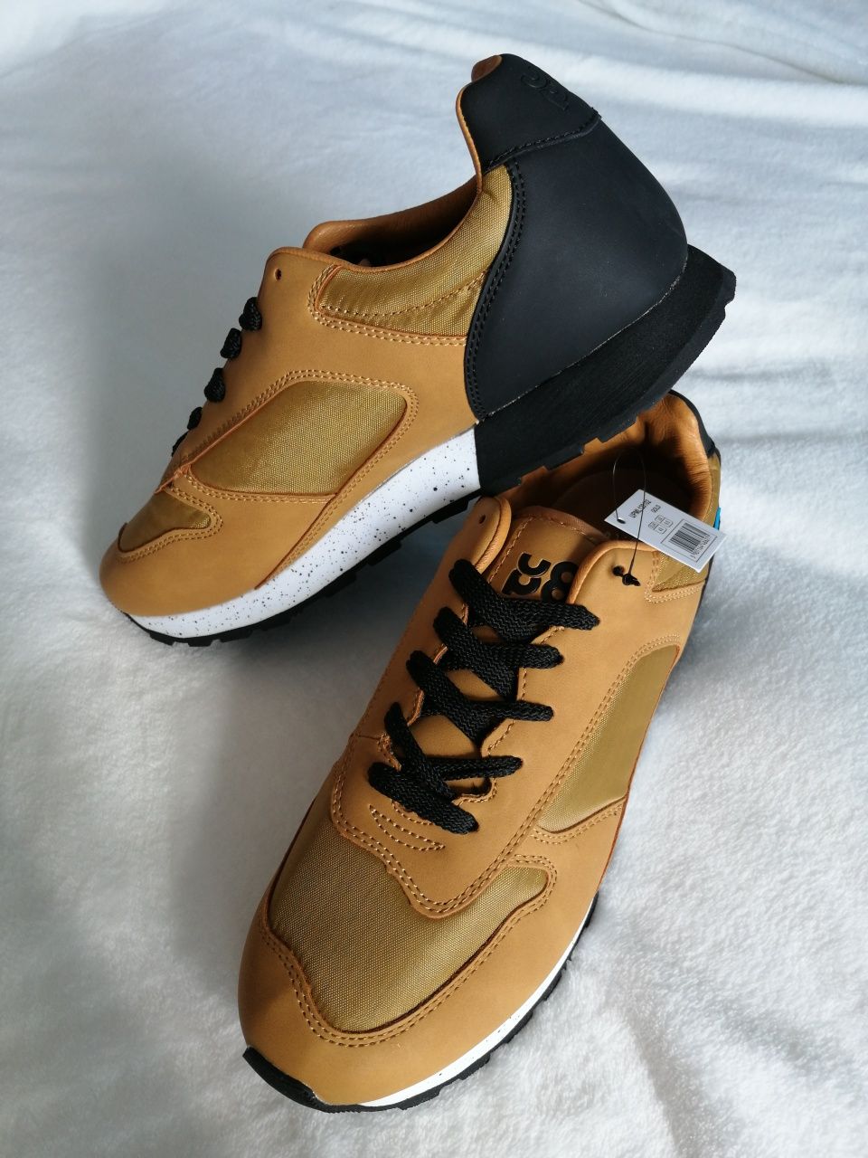 Vând adidas 42, culoare gold