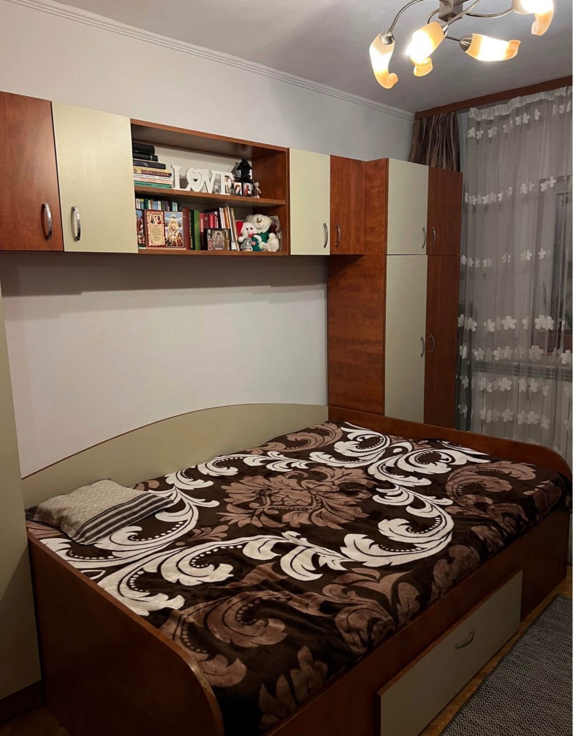 Vând mobilier dormitor(pat,mobilă,birou)
