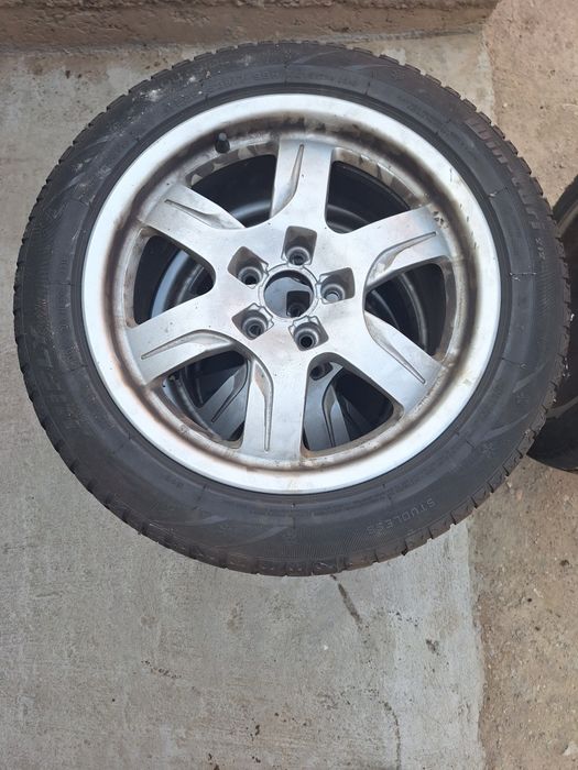 Vând jente cu cauciucuri de iarnă  R17