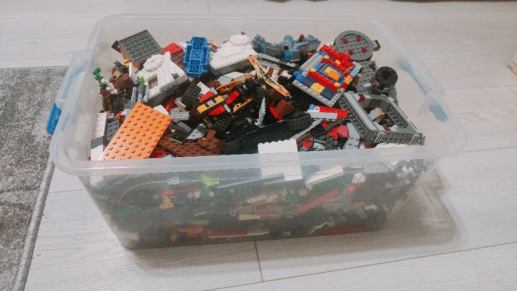 Lada cu piese Lego