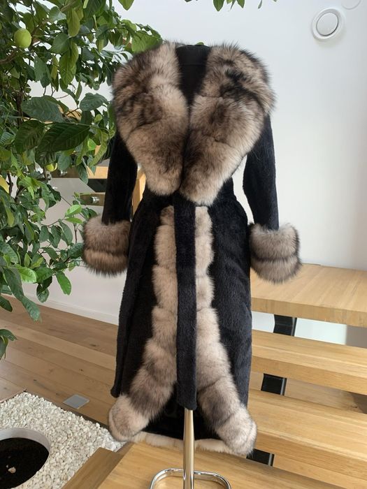 Vand palton din lana alcantara cu vulpe naturala la 1400 lei!