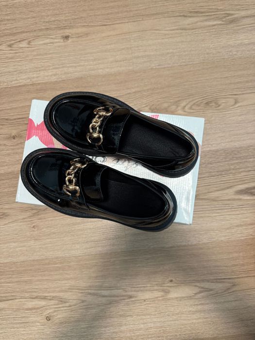 Черни лачени лоуфъри