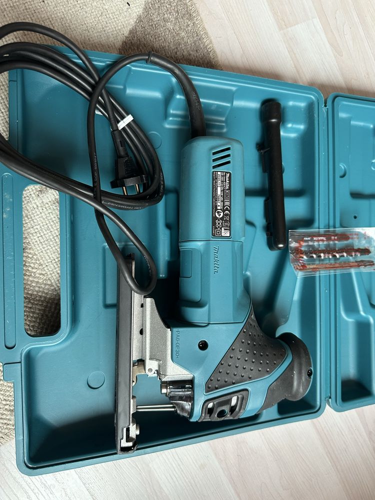 Електрически прободен трион Makita 4351CT с куфар
