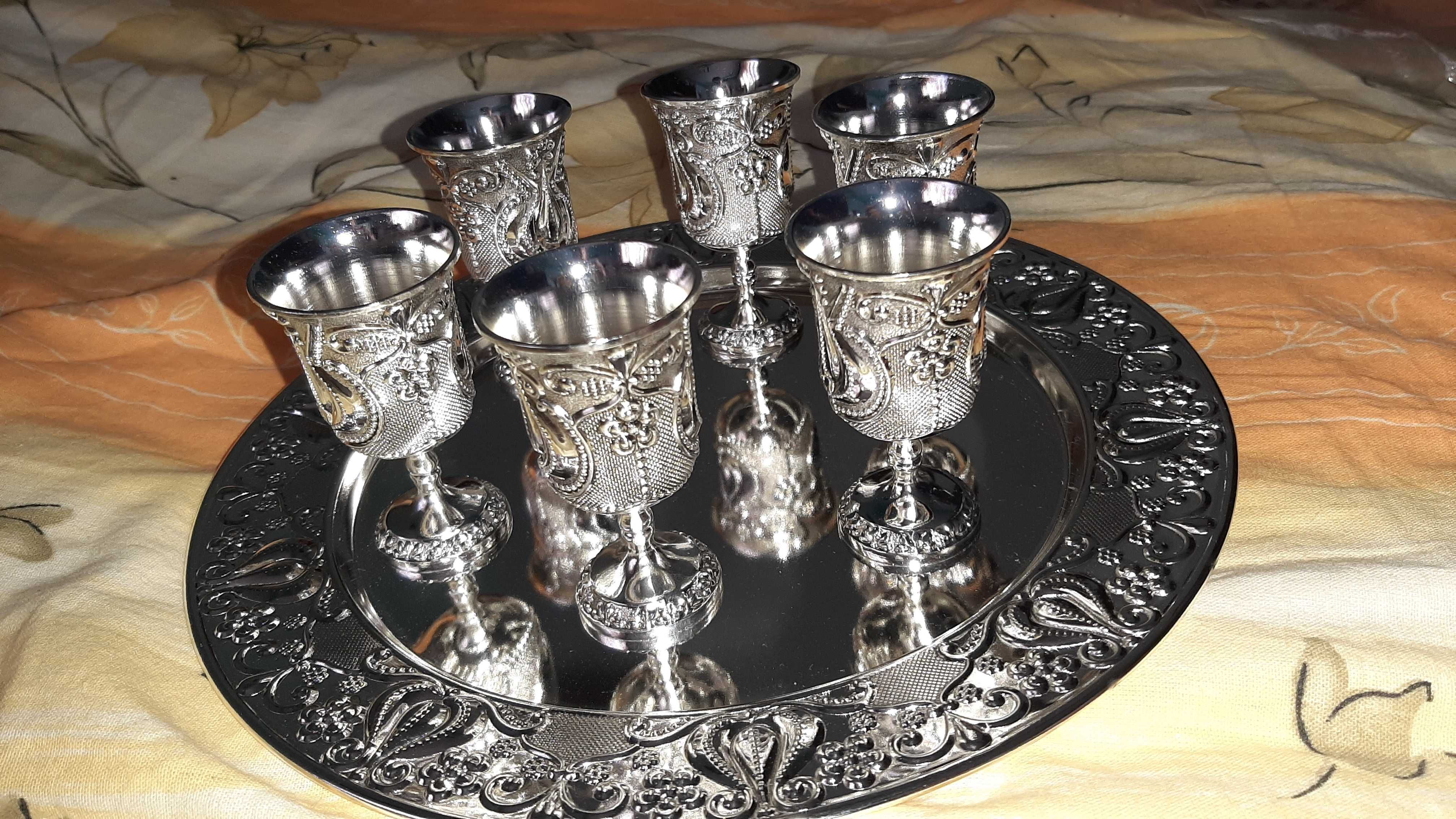 Set argintat compus din 6 pahare si tavita