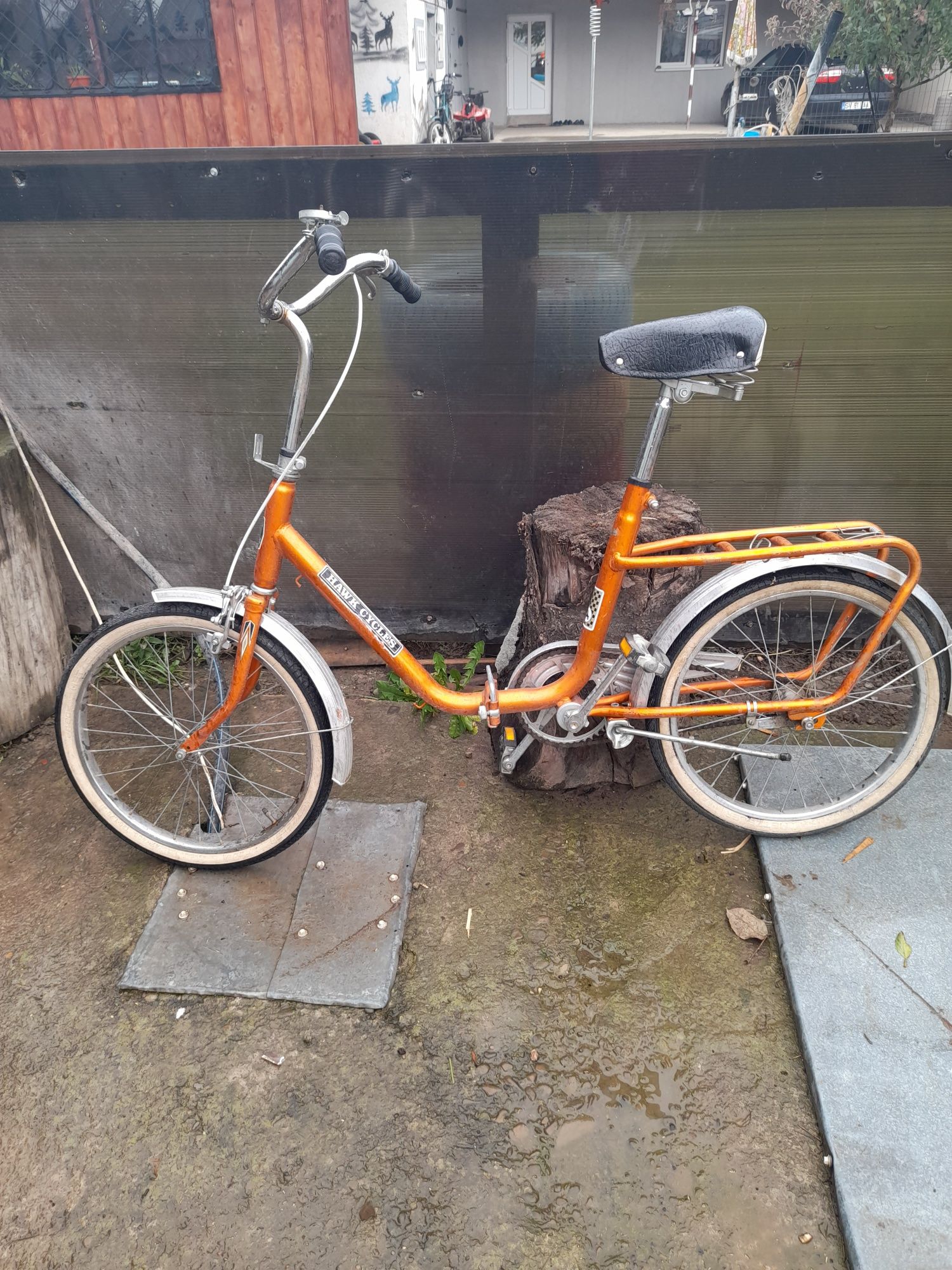 Bicicleta de culoare portocalie