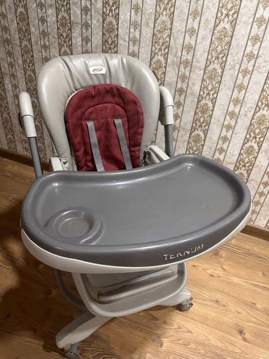 Bolalar oqatlanadigan stoli